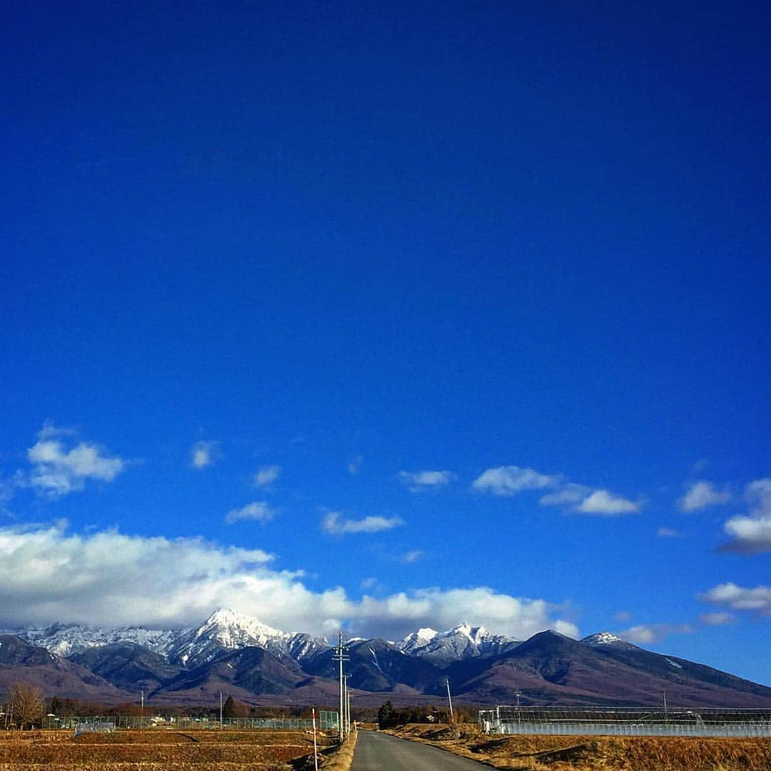 nazonokuniのインスタグラム：「新春の八ヶ岳と八ヶ岳ブルー。 #新年 #八ヶ岳 #八ヶ岳ブルー  #諏訪の国 #謎の国諏訪の国 #藤森慎吾 #Japan #nagano #suwa #mysterios land #wonderfuldestinations #japantrip #japantravel #traveljapan #japanholiday #instajapan #instagramjapan #cooljapan #visitjapan #lovers_nippon #ig_japan #jp_gallery #icu_japan」