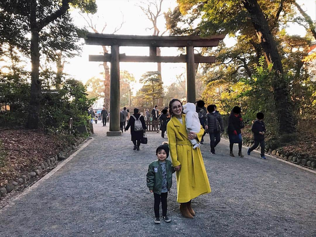 春名亜美さんのインスタグラム写真 - (春名亜美Instagram)「元旦の昨日は明治神宮へ初詣に⛩ おみくじもしたし、 屋台でおきまりのベビーカステラも買えたし大満足♬ ・ ・ ・ #初詣 #初詣で #はつもうで #明治神宮 #元旦 #1月1日」1月2日 18時39分 - amiharunaami