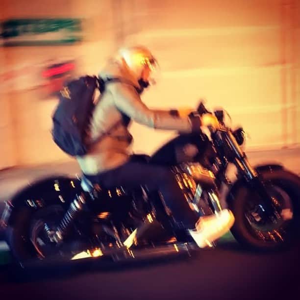 井上聡のインスタグラム：「バイクの上から失礼します。 私は今自分探しの旅に出ています。 何も知らない土地の知らない道を走るのは不安でしかたがないがそれよりも楽しさが勝っているからおもしろい。まるで、高校ときのプロムで気になるあの子をダンスに誘った時のようにね。闇雲に走ってみてガソリン切れたらそこが今日の寝床にしよう。 ああそれがいい。  #なにこの痛々しい発言 #プロムとか知らんやん #でもこんな感じで書くヤツおるわぁ  あと、明けましておめでとうございます🎍⛩🌅」