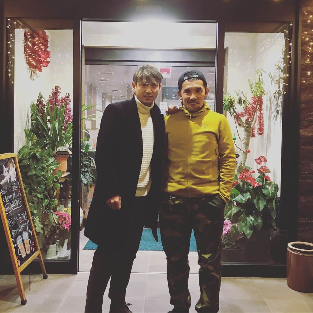 のインスタグラム：「オフにしか会えない人達とご飯😊  ファミリーで👍  #伊東輝悦 #ヴァンフォーレ甲府 #生きる伝説 #レジェンド #アルピニスト #経験値 #文田商店 #藤田義明 #ジェフ千葉 #天然 #友達 #キャナリーロウ  #オフの使い方 #いい話 #今年も頑張りましょう」