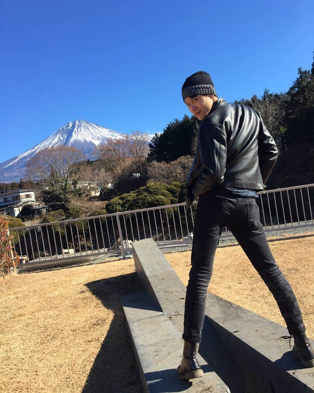 カンのインスタグラム：「新年あけましておめでとうございます🎍 去年は自分にとって 色々と飛躍の年になったと おもいます。 これからも頑張って 行きますのでどうぞ よろしくお願いします🙇🙏 #新年 #元日 #2018 #富士山 #korean #韓国人 #model #モデル #모델 #あけましておめでとうございます #새해복많이받으세요🙇 #よろしくお願いします」