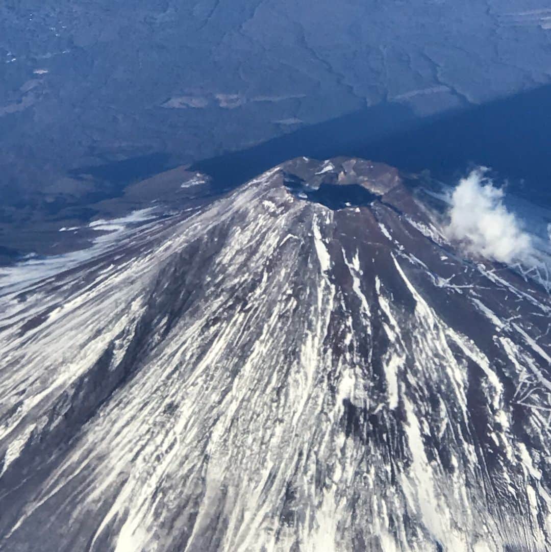 けんじるさんのインスタグラム写真 - (けんじるInstagram)「‪富士山の上を通過〜！！‬ ‪普段、富士山の見る事の出来ない所〜〜〜〜〜〜🗻‬ ‪#富士山 #火口 #てっぺん‬」1月2日 20時27分 - kenjiru0318