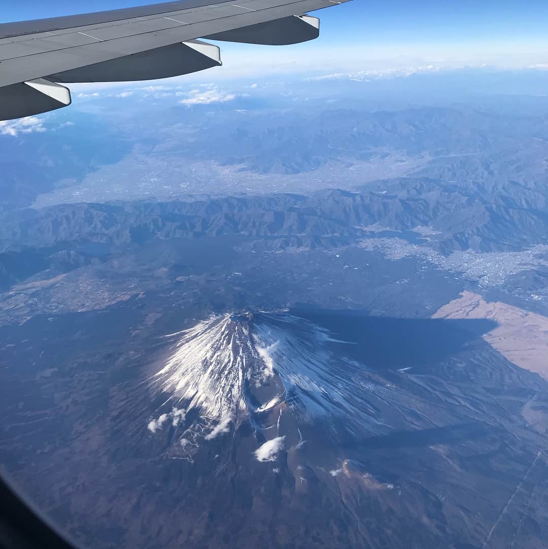 けんじるさんのインスタグラム写真 - (けんじるInstagram)「‪富士山の上を通過〜！！‬ ‪普段、富士山の見る事の出来ない所〜〜〜〜〜〜🗻‬ ‪#富士山 #火口 #てっぺん‬」1月2日 20時27分 - kenjiru0318