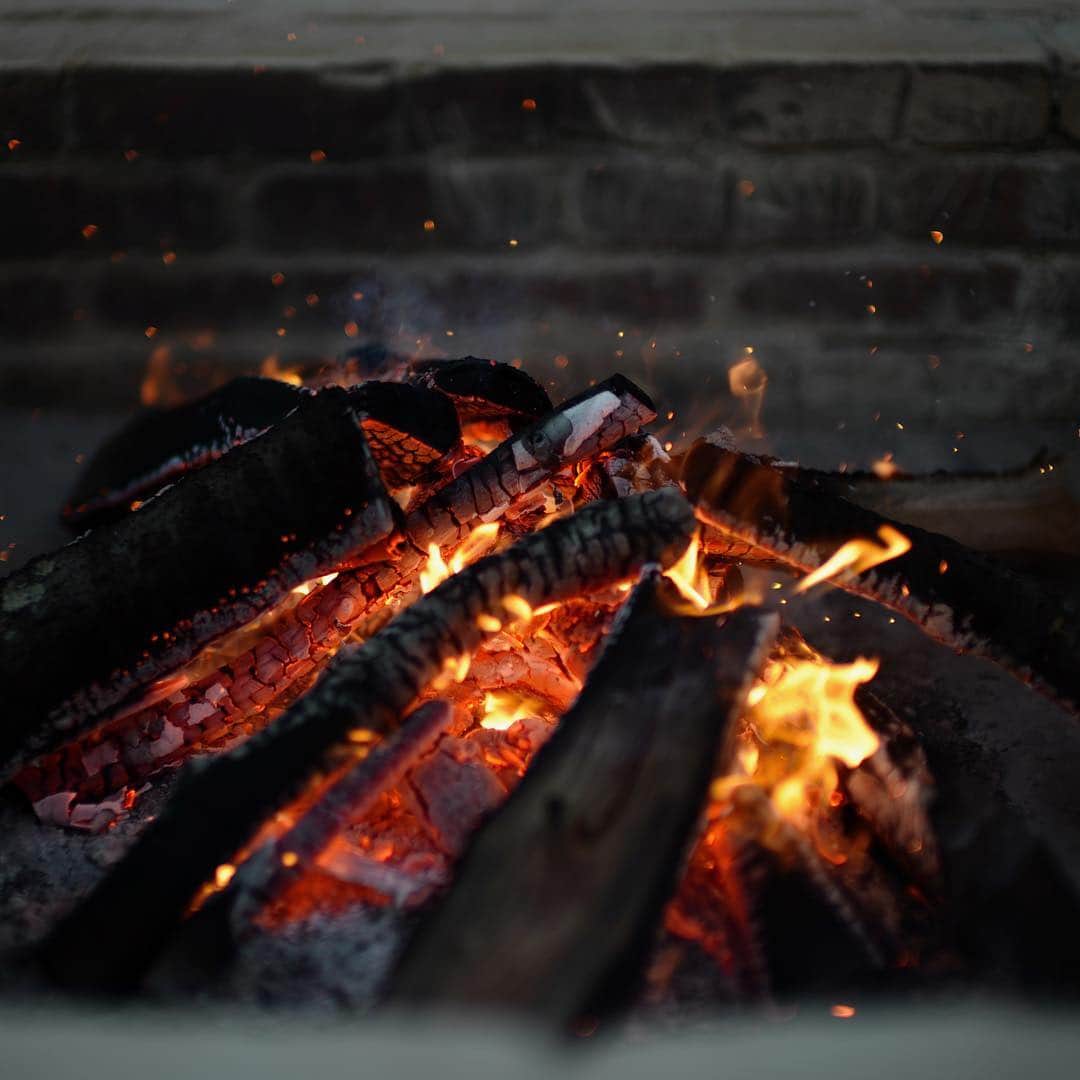 石川涼のインスタグラム：「やっぱり暖炉のある部屋いいな。そういう部屋作りたいなー。  #fireplace#leicasl#leica#leicacamera」