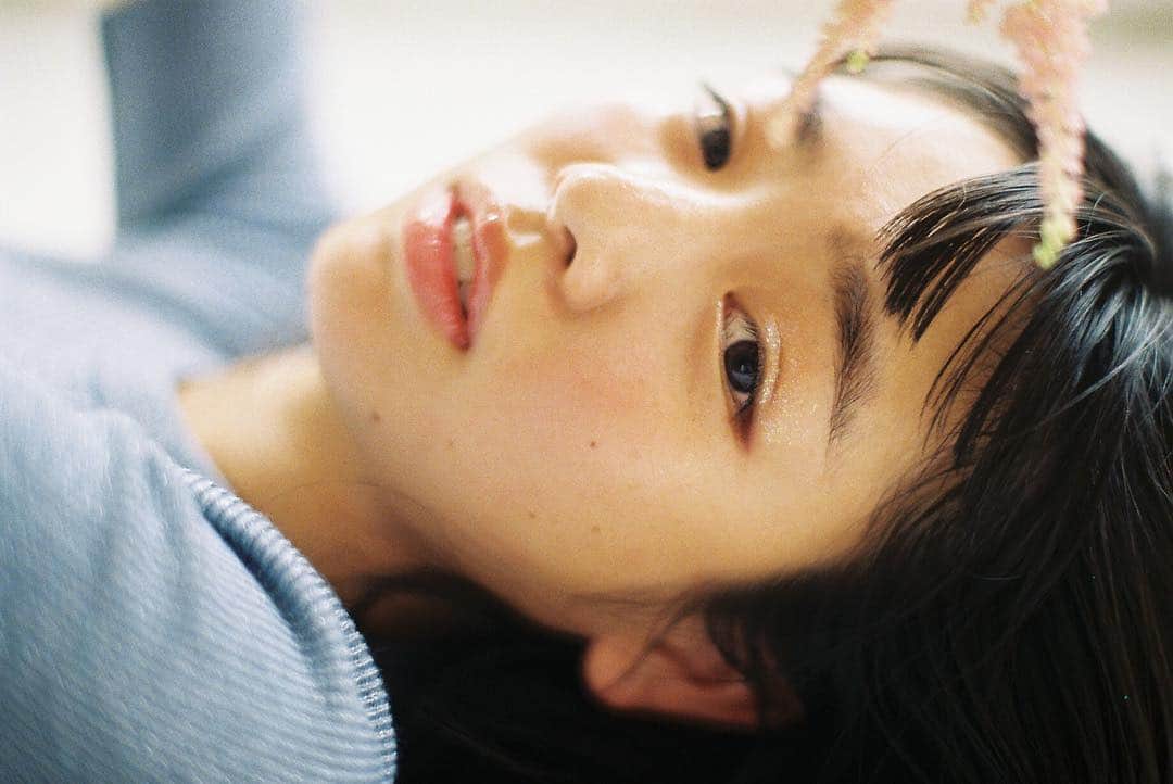 花盛友里のインスタグラム：「発売中のセブンティーンにて。 いやいや、ほんと可愛すぎだから！ 全員可愛すぎてまじでメーター振り切ったあの日。。 おばちゃん幸せだったわ。。 スタッフも最高すぎて空き時間のおしゃべりで笑いまくりー、楽しかった♡ みてみてね！ . Shooting for @seventeenjp_mag」