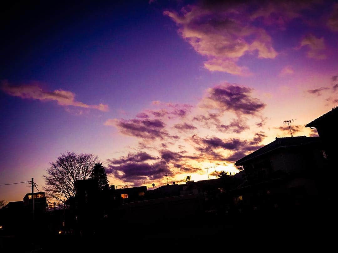 LiSAさんのインスタグラム写真 - (LiSAInstagram)「年明けから空が綺麗。ずっとテレビ見てみかんばっかたべてる。 #LiSA #りさふぉと」1月2日 21時58分 - xlisa_olivex