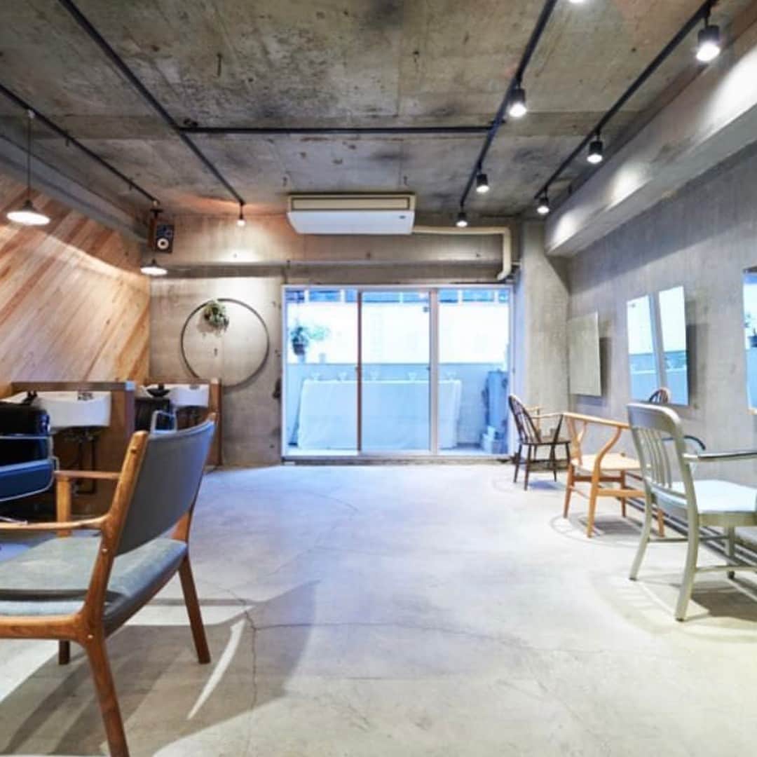 森田 幸助のインスタグラム：「【STAFF募集】 この度KHAKIが拡張リニューアルする事になりました。これまでたくさんの方に支えて頂き、さらなる期待に応えていけるよう成長して行きたいと思います。  それに伴い(株)FRAGMENTではNEW staffを募集します。(配属先は応相談)  ①スタイリスト (1〜2名) ②中途アシスタント  ③新卒アシスタント (30年度卒業生)  ①スタイリストに関しましては履歴書を郵送頂くか直接インスタDMでも対応可能です。質問やご興味ある方、気軽にお待ちしてます。  ②.③アシスタントの方は1月21日までに履歴書必着。(合格者のみの連絡となります。) 1月28日 pm21:00〜面接(meuvle)  美容が好きでやる気のあるオシャレな方お待ちしております。 ✳︎現在働かれている方は、面接日ご相談ください。 ✳︎サロン見学はお断りしております。お客様としてご来店される事をお勧めいたします。 . 【salon1】 ✳︎meuvle  03 64 19 78 87 【salon2】 ✳︎KHAKI  03 64 16 05 74 【atelier】 ✳︎SAN  03 64 09 69 39 【office】 ✳︎FRAGMENT  03 67 45 93 61  #FRAGMENT#meuvle#KHAKI#SAN #ヘアサロン#美容室#スタッフ募集 #美容師#美容学生」
