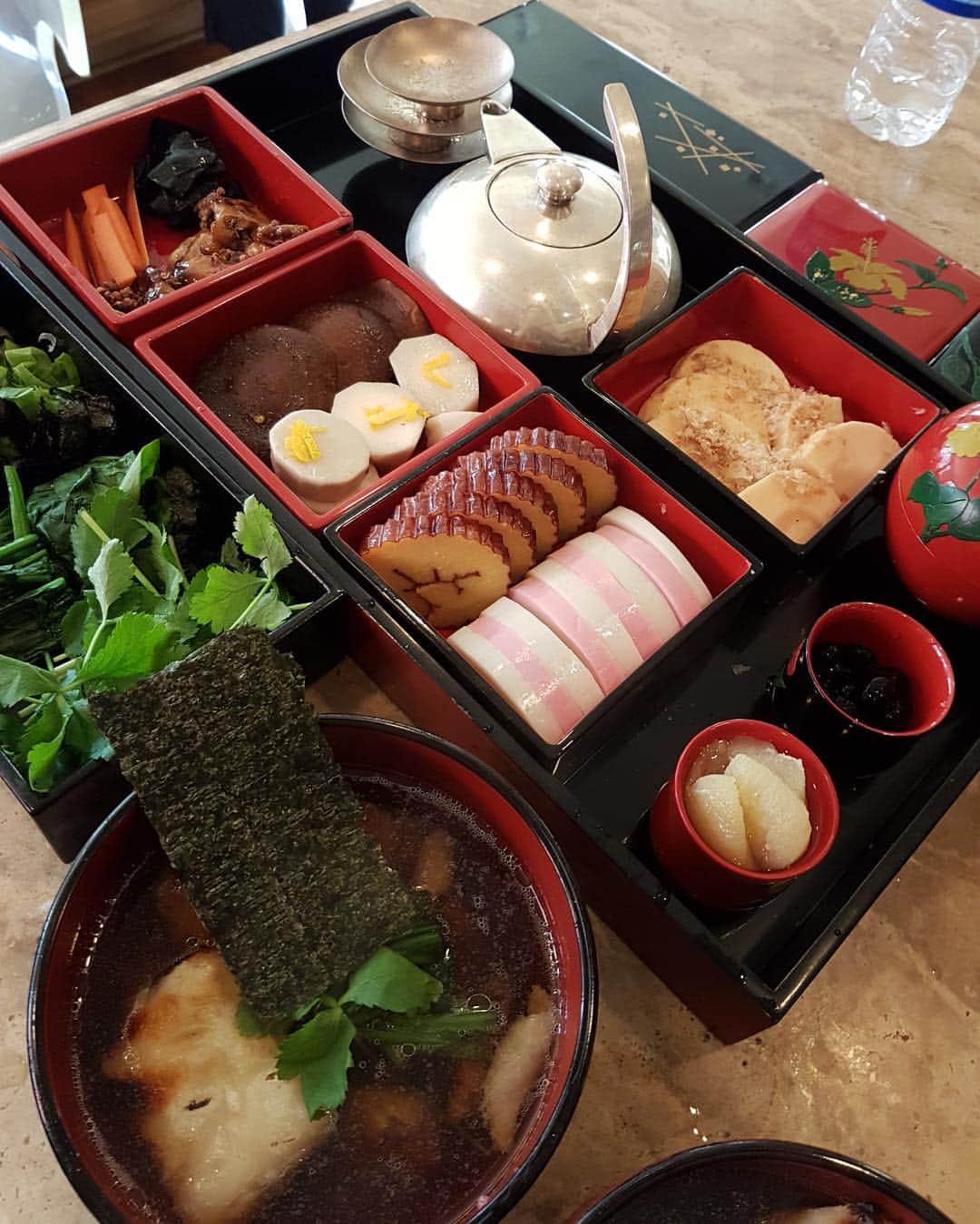 桃井かおりさんのインスタグラム写真 桃井かおりinstagram おせち 旦那リクエストの里芋 椎茸 竹の子それぞれ煮 くろまめ 数の子も手作りいたが なぜかメインの海老が冷蔵庫で行方不明 二日酔い雑煮 おせち かおり飯 お正月 1月3日 2時41分 Kaori Momoi