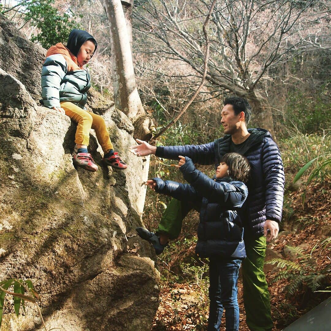 茂垣敬太さんのインスタグラム写真 - (茂垣敬太Instagram)「遅くなりましたが、あけましておめでとうございます^^; 2週間程前の誕生日には沢山のメッセージ戴いたのですが返信できずにスミマセン。。 僕は元気に登っています！ 元旦には久しぶりに岩登りに行って来ました！！ 2017年を振り返るとほとんどの時間を9Aに捧げた一年だったと思います。 立ち上げから、オープン、経営と初めての経験ばかりで本当に短い一年でした。 そして、好きな事を仕事に出来ている素晴らしさを噛みしめる毎日を送っていると思います。 2018年はもう少し自分のクライミングと家族と遊ぶ時間を増やしていけたらいいな〜！ @hofu9a  @naofumiise 八面山写真ありがとうございます！！ #scarpa #VSR #chimera #BoulderingSpot9A #BS9A #9A #ボルダリング #Bouldering  #クライミング #climbing #MOGASETTER #山口県 #山口 #防府 #防府市 #YAMAGUCHI #HOFU」1月3日 18時01分 - keitamogaki