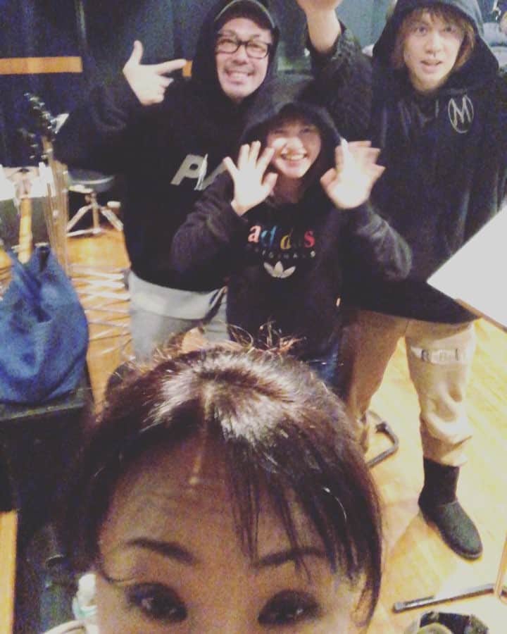 濱田めぐみのインスタグラム：「仕事始め‼️ 明日の「tenth」のリハーサル。 楽しみ〜〜(笑)  #浦井健治 #米倉利紀 #昆夏美 #濱田めぐみ #tenth #今年初めに会った仲間 #変わらないノリ」