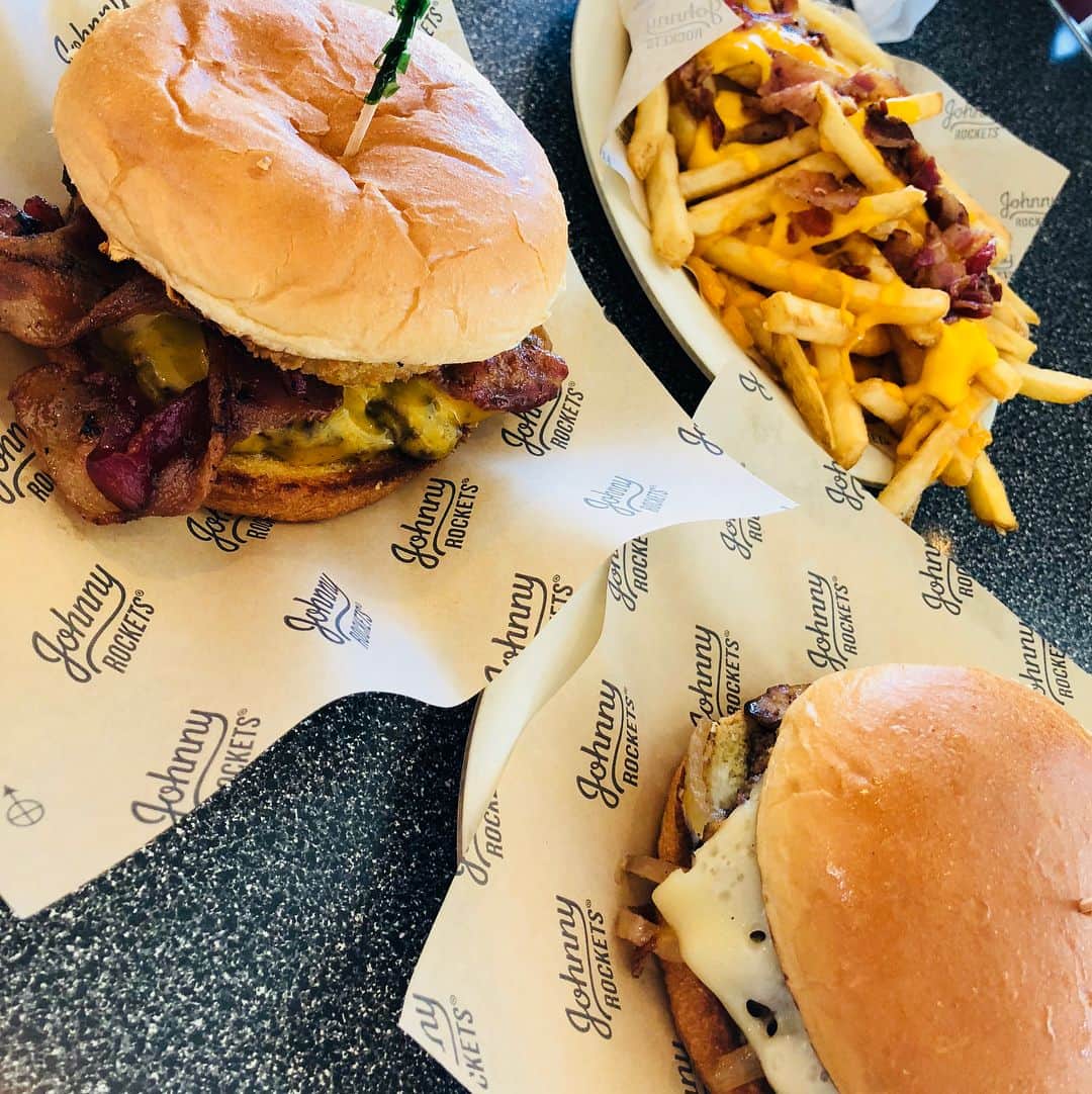 市原彩花さんのインスタグラム写真 - (市原彩花Instagram)「アメリカではハンバーガー6個食べたよ😆🍔 気になってた#umamiburger も空港で😋 いっぱい美味しいもの食べれて幸せ…🤤 3キロ太ったけど2キロ戻った✌️ #ハンバーガー#hamburger#デブ活#バーガーにはコーラ#アメリカ#America#johnnyrockets#オニオングラタンスープ#BBQ#グルメレースクイーン」1月3日 19時04分 - ayaka_ichihara