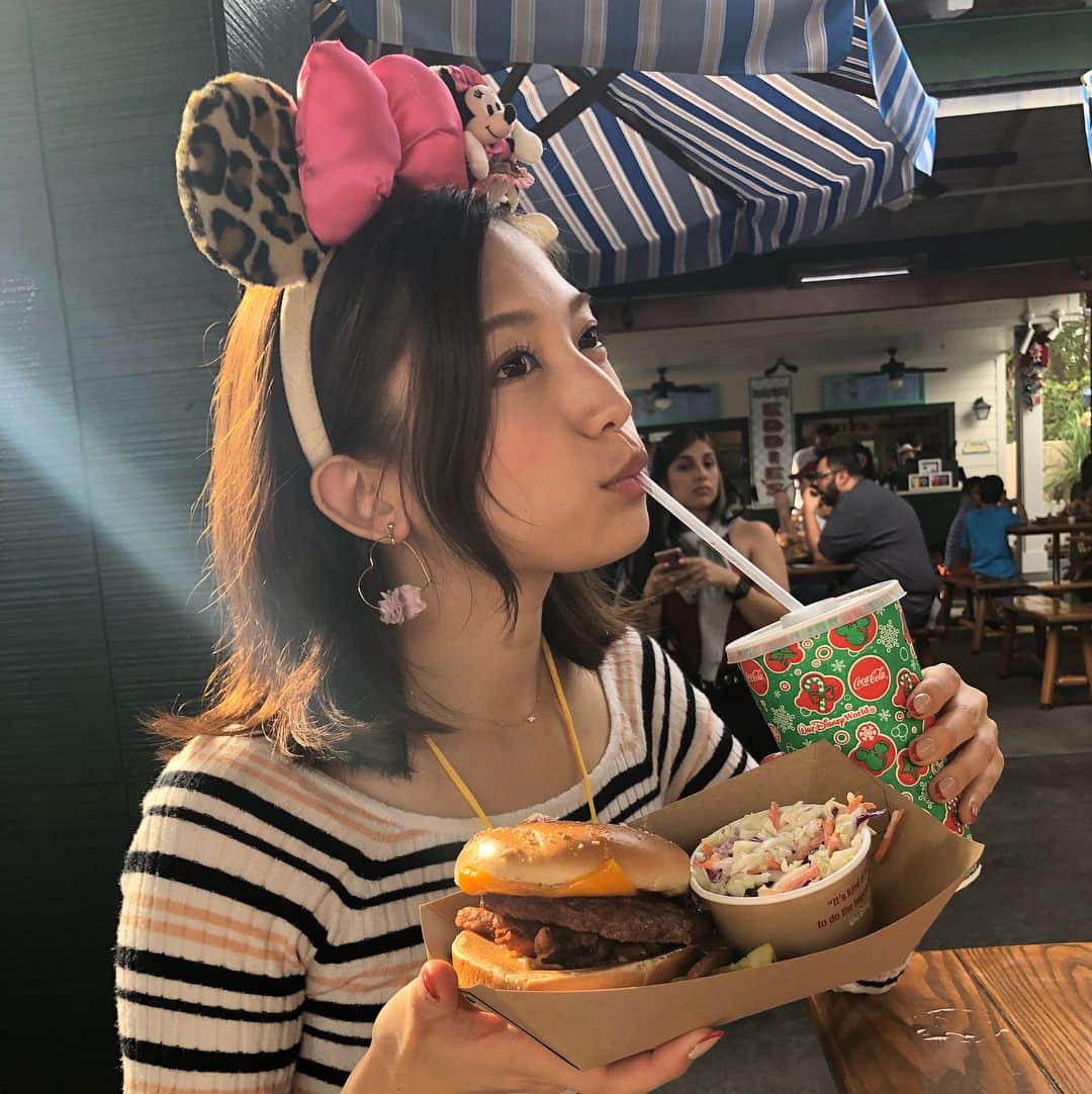 市原彩花さんのインスタグラム写真 - (市原彩花Instagram)「アメリカではハンバーガー6個食べたよ😆🍔 気になってた#umamiburger も空港で😋 いっぱい美味しいもの食べれて幸せ…🤤 3キロ太ったけど2キロ戻った✌️ #ハンバーガー#hamburger#デブ活#バーガーにはコーラ#アメリカ#America#johnnyrockets#オニオングラタンスープ#BBQ#グルメレースクイーン」1月3日 19時04分 - ayaka_ichihara