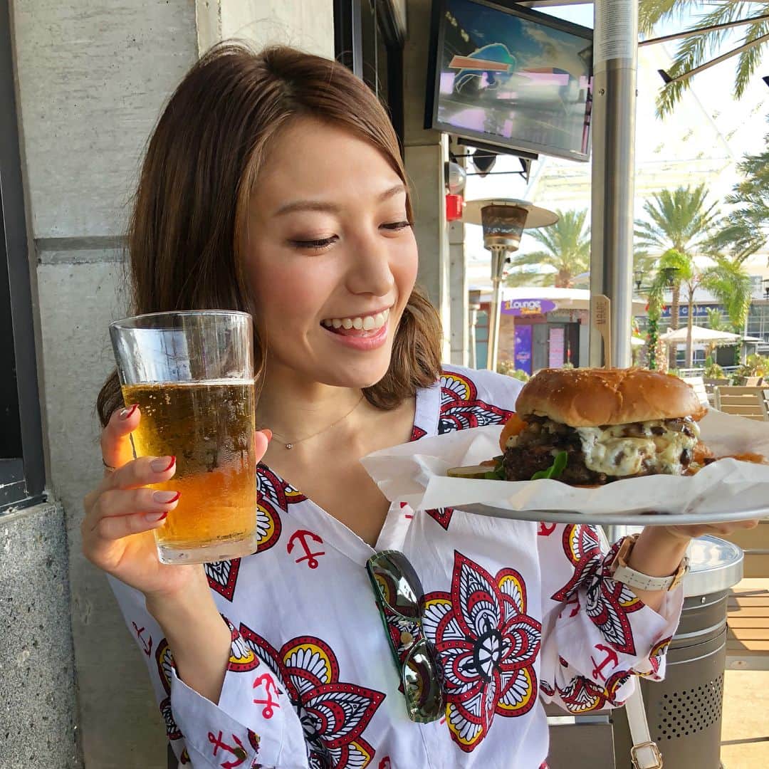 市原彩花さんのインスタグラム写真 - (市原彩花Instagram)「アメリカではハンバーガー6個食べたよ😆🍔 気になってた#umamiburger も空港で😋 いっぱい美味しいもの食べれて幸せ…🤤 3キロ太ったけど2キロ戻った✌️ #ハンバーガー#hamburger#デブ活#バーガーにはコーラ#アメリカ#America#johnnyrockets#オニオングラタンスープ#BBQ#グルメレースクイーン」1月3日 19時04分 - ayaka_ichihara