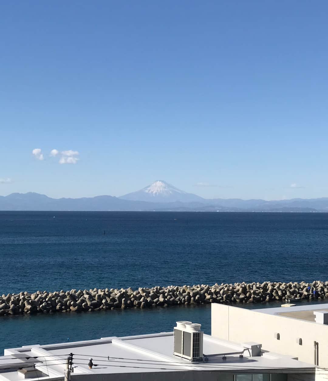 栗原友さんのインスタグラム写真 - (栗原友Instagram)「佐島に来ています。空気が澄んでいて富士山くっきり🗻気持ちのいい休日。」1月3日 12時00分 - kuri__tomo