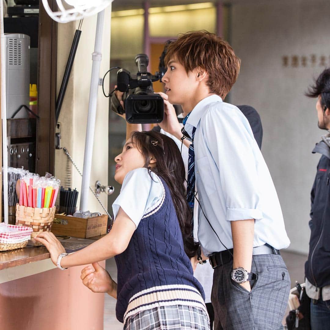 兄に愛されすぎて困ってますのインスタグラム：「DVD&Blu-ray発売まであと7日💕 #兄こま 公式といえば...オフショット大放出‼️これから発売まで、(恐らく)未公開の写真をあげていきます💪まずはシンクロする #橘兄妹 から！ . ちなみにこの2人がメイキングの中で一番多いシーンは、間違いなく撮影合間のモグモグタイムです🤤🍖 .  #この写真も食べるのを待ちきれない瞬間😂  #公式ツイッターは違う写真😏  #DVDとブルーレイは1月10日発売」