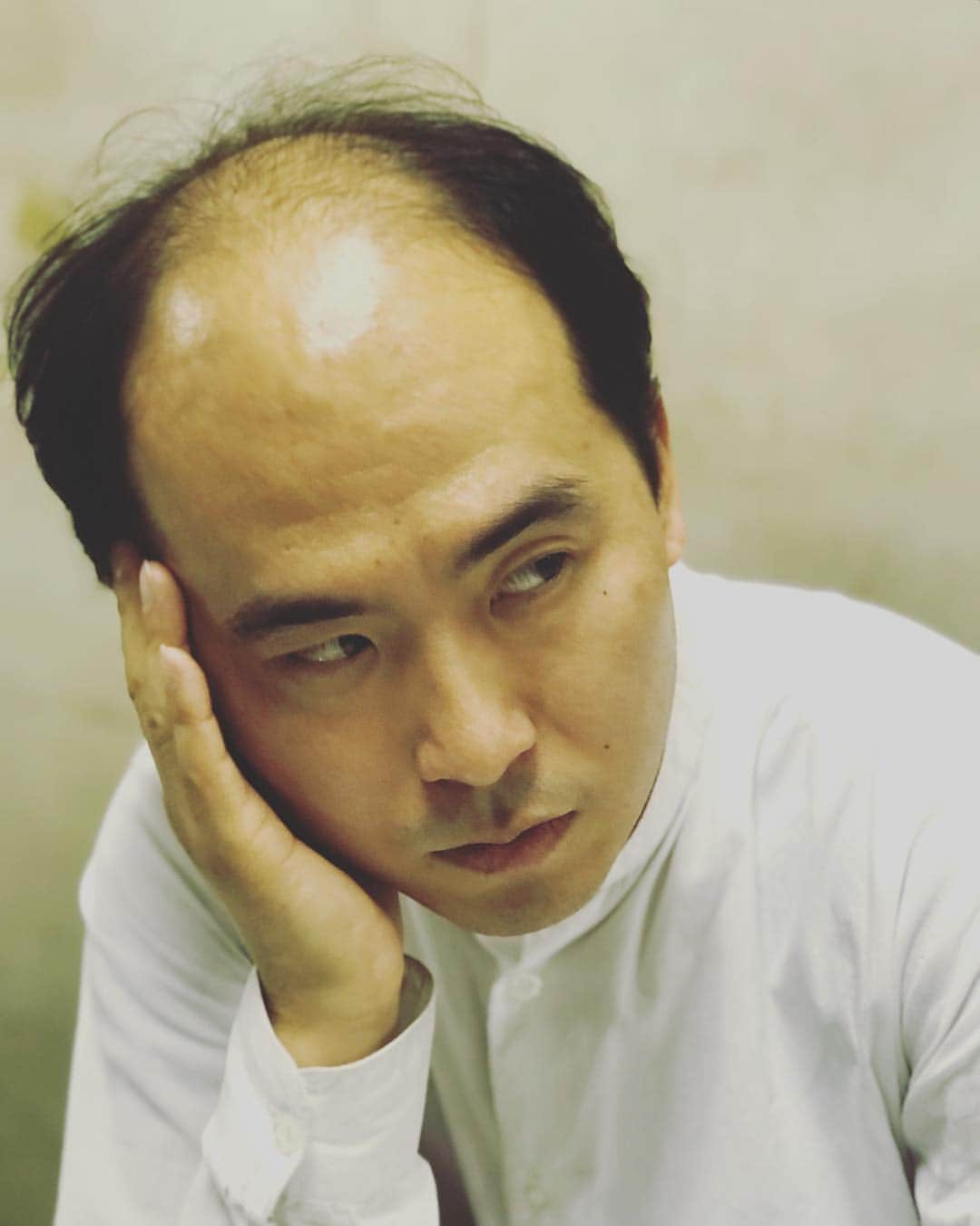 川島明のインスタグラム：「トレンディエンジェル斎藤さん  #公園でコーヒー片手に人妻鑑賞してる男 #ドライブ中に窓開けてたそがれてると思いきやただの車酔い男 #ノーベル文学賞にカズオイシグロが選ばれたニュースを見て「なるほど、そうきたかぁ」と呟く無職 #タレントが奇跡の正解を出して盛り上がってるのを見てるクイズ王 #太宰治に憧れてるが共通点は人間失格なところだけのフリーター #カニ食べ放題ツアーが始まった瞬間に親知らずが疼きだしてきた部長 #ミラノ風ドリアが隣ヤンキー集団のテーブルに行ったのをみて多分あれ俺が頼んだやつだよなぁの顔 #取調室でサイコ犯罪者を気取ってブツブツ何かつぶやいているがやった事はキセル乗車 #ダイソンの中でつまっているうぐいすボーロ #ドドリアとザーボンだけがモテているコンパのフリーザ #全身武器のお笑いサイボーグ」