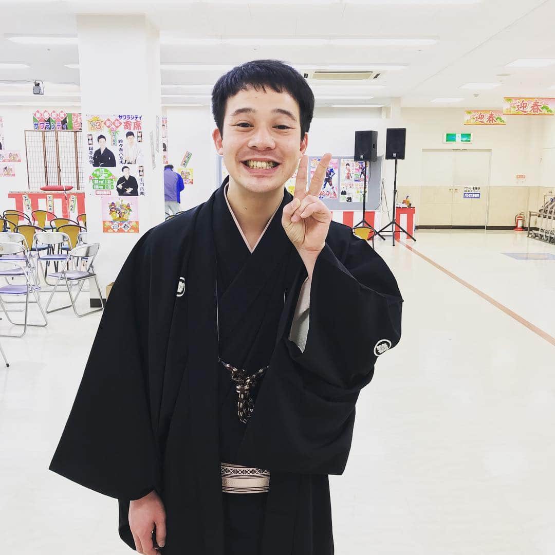 鈴々舎やえ馬のインスタグラム：「明けましておめでとうございます！本年も何卒よろしくお願い致します。  新年一発目の落語会は、千葉県は佐原でのサワラシティ 新春寄席でした！ 写真は共演の市弥さん！ ご来場ありがとうございました！！ #鈴々舎#八ゑ馬#鈴々舎八ゑ馬#やえば#落語#江戸で上方落語#千葉県#香取市#佐原#サワラシティ #柳亭市弥 さん#雷門音助 さん byやえマネ」