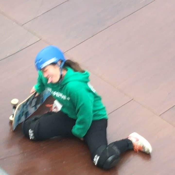 中村貴咲のインスタグラム：「新年明けましておめでとうございます。初滑りの一発目の動画はパツパツのズボンでスケートしちゃってこけた後つらいやーつ。今年は本当に体型変えちゃいますで。笑 ちょー小顔になる予定です。ちょーかわいい服きて羨ましがられましょ。でインスタ映えする予定。一応予定ですから。」