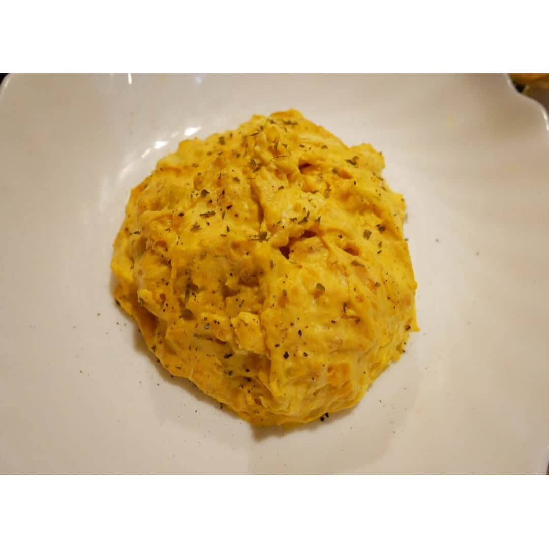 大野南香のインスタグラム：「この前作ったごはんたち🍴 ・かぼちゃのサラダ ・アボカドサラダ かぼちゃサラダにはクリームチーズがはいってます☺︎クリームチーズいれることでなめらか～になってすっごくおいしい！クラッカーとかにつけても😚💓 写真撮り忘れたけど他にも ・キャベツときのこの味噌炒め ・トマトスープ 作りました☺️✨ #あけおめ投稿し忘れた #明けましておめでとうございます #happynewyear #2018 #戌年 #everydayhappy」