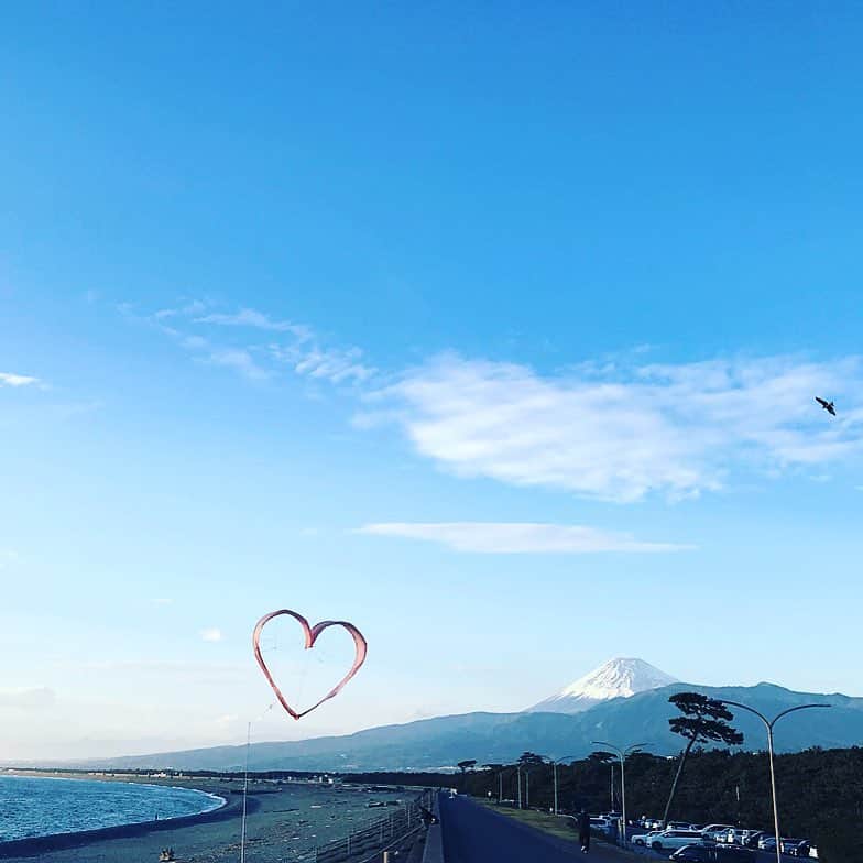 HALCALIのインスタグラム：「明けましておめでとうございます🎍 写真は少し前に沼津の海から見た富士山♡可愛い凧も上がってたよ！ #富士山 #凧揚げ」