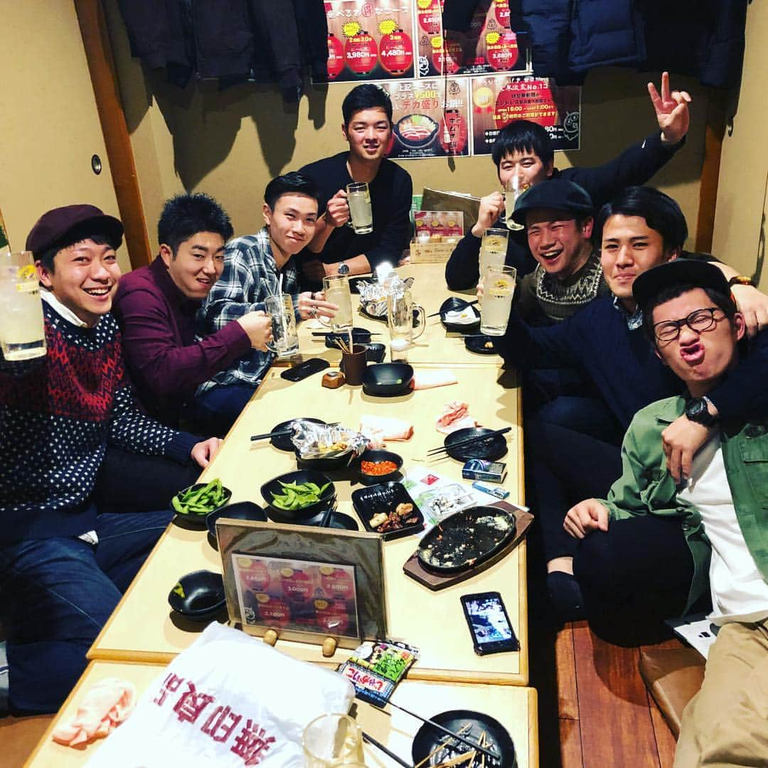 黒木優太のインスタグラム：「明けましておめでとうございます！ 今年も応援よろしくお願いします😊 そうなんです！全然盛れてない(笑) ということで地元のみんなと新年会でーす！！ どんな時も応援してくれて本当に心許せる人達でーーーーーす^_^ また今年もやってやろうって気持ちになれました！ こんな僕ですが今年もどうか温かいご声援をよろしくお願いします😆 #明けましておめでとうございます#原点回帰#新年会#盛れてない#何はともあれ#いえーい#今年もよろしくお願いします」