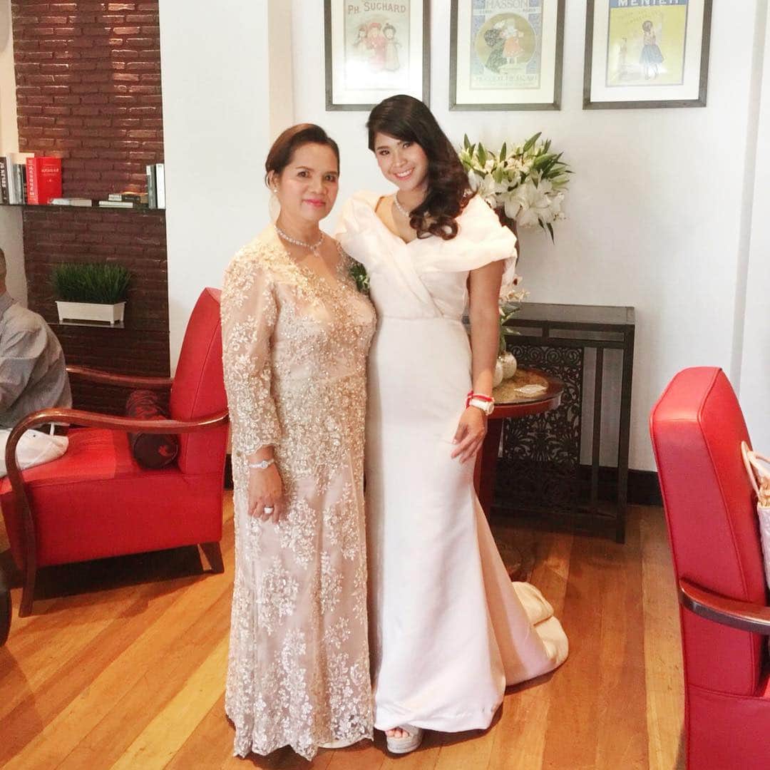 ポーナノン・ファトラムのインスタグラム：「Happy birthday to my mom🎉🎂❤️😘 สุขสันต์วันเกิดค่ะแม่ แหวนขอให้แม่มีแต่ความสุข สุขภาพร่างกายแข็งแรง สวยๆรวยๆตลอดไปค่ะ😁 รักแม่มากๆๆๆๆมากที่สุดเลยนะคะ❤️😘」