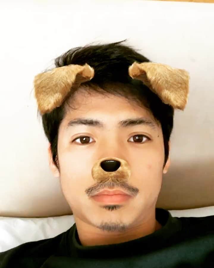 竹野明倫のインスタグラム：「明けましておめでとうございます🎍⛩🌅 2018年戌年ですね！遠征先のホテルでとっても早く目が覚めたので、こんな事して遊んでみました😜頬っぺたに吹き出物？ニキビ？が新年から出てきたので今年もまだまだ若い証拠ですな😒👍 さっ、朝飯朝飯。。。」