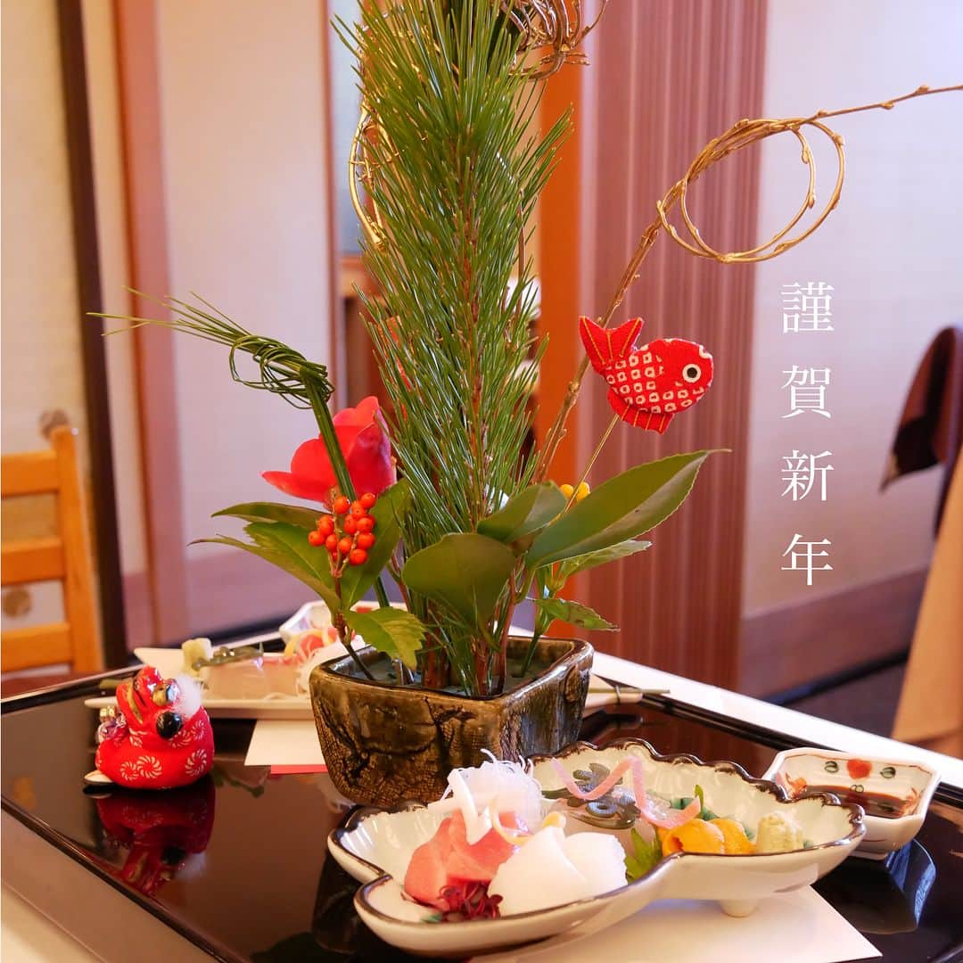 mamiのインスタグラム：「明けましておめでとうございます🎍✨． ． ． 今年は御節は作らず お店で 新年のお料理を食べて来ました ． ． 皆さんの華やかなお正月の 御節を見てたら 来年は また手作り御節で 迎えようって思いました ． ． 今年の目標は お料理を勉強して和食レシピ増やしたいな♩ ． ． 今年もどうぞよろしくお願いします🙇🏻‍♀️♡ ． ． ． ．」