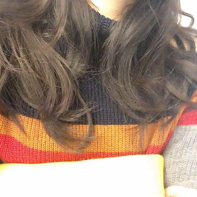 服部水季さんのインスタグラム写真 - (服部水季Instagram)「🚅の中。  ハニワ君はzzz  私は📱いじいじ。  @birthdaybashshop のこのインナーに着てるお袖ブラウスが大活躍。 ニット着る時とりあえずインしておくだけで本当に可愛い🍒 お値段以上❤️ 黒も買おうかなーと思ってカートに入れてある。 勿論イエローコートも大満足。 私には袖が短かったけど、それでも気に入ってる💛  イエローにこのバッグの色の相性が個人的にツボ🏺 @balenciaga 🐿  ニットワンピは @seventenbymihokawahito 。 夫のおかあさんにも褒められた💛  荷物を増やしたくないのでお正月はニットワンピ2着で過ごしました。  #fashion #ファッション#プチプラ #バースデーバッシュ #zara」1月4日 10時03分 - yoginimizuki