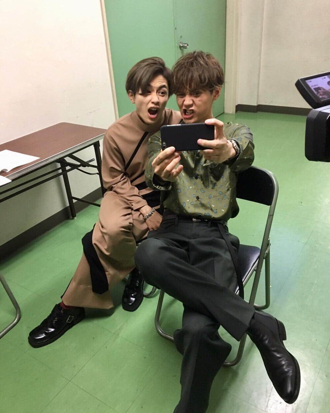 兄に愛されすぎて困ってますのインスタグラム：「DVD&Blu-ray発売まであと6日💕 お兄&千秋さんの舞台挨拶オフショット📸特典映像には昨年7月末に行われたこの2人の<大ヒット感謝祭>ももちろん入っています💪 . 宮城県出身東京都在住28歳男性からのリクエストで2人の胸キュンシーン再現も😍 . #お兄と千秋さんが演じるせとかは必見😎  #兄こま #DVDとブルーレイは1月10日発売」