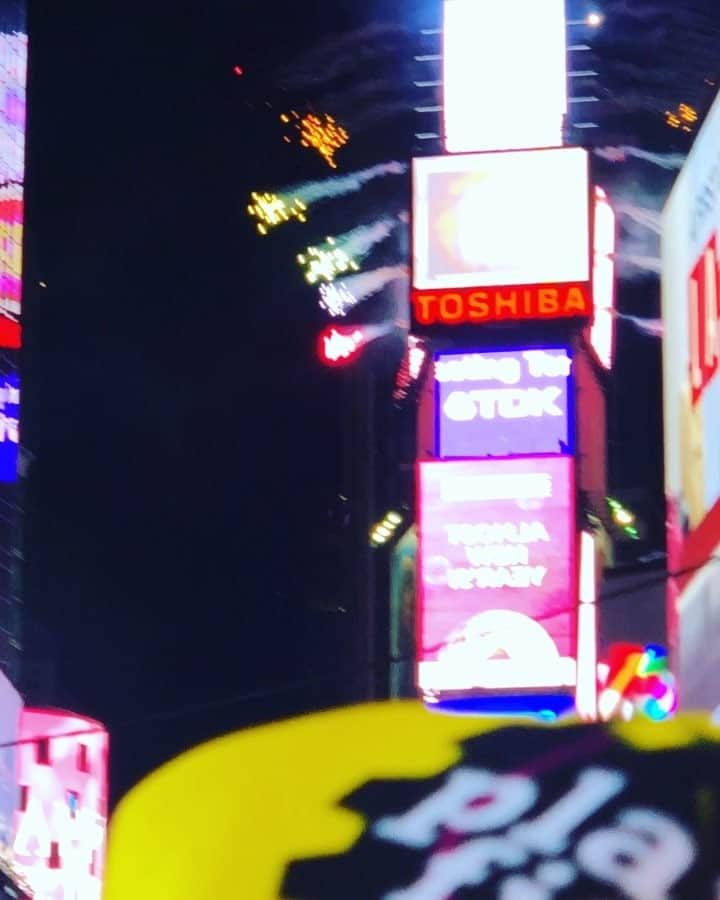 近野成美のインスタグラム：「2018 Happy New Year！Congratulations🎉  念願のTimes Squareでの年越し🕰 -10℃の中14時間近く外に居て、ホントにホントに辛かった...😭 でも迎えた瞬間に全部が報われるくらい素敵な経験が出来ました🎵  諦めないで頑張ってよかった😊🎉 #Countdown #TimesSquare #2018 #Hugswitheveryone😊❤️ #貴重な体験 #happynewyear #귀중한체험」