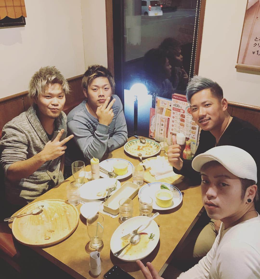 大瀧愛斗のインスタグラム：「この仲間最高すぎる♪ 一番辛い時に支えてくれた親友たちです😊 #地元#月州中学#64期生#聖#流斗#トミー #仕上がってる#いききってる#エボってる #サイコー#3150#カリスマ #instagood#instalike#followme #tagsforlikes#tflers#いいね」