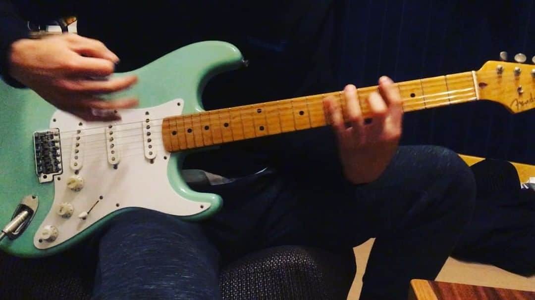 のインスタグラム：「本人が弾いてみたに当て振りしてみた。 #judyandmary  #overdrive  #ジュディマリ」