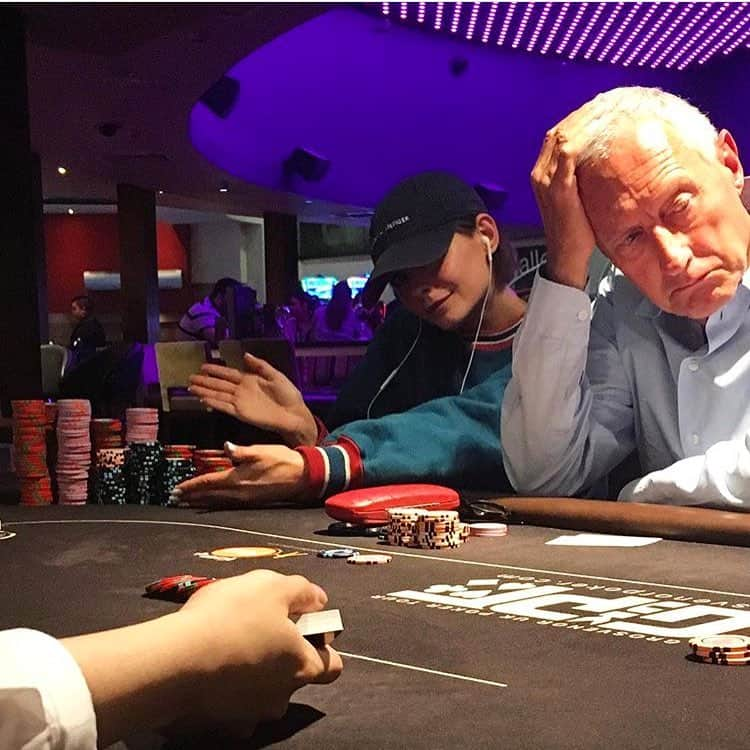 ウィラ・ホランドのインスタグラム：「I'm good at poker」