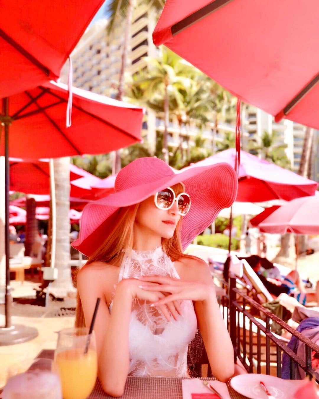 愛沢えみりさんのインスタグラム写真 - (愛沢えみりInstagram)「lunch~🌴🌺 毎日最高すぎるお天気🌞 . . happyしかない🌈🍹💜 . 11日間いるよ〜🧜‍♀️💝幸せ💕 . . #Hawaii#royalhawaiian#pink#ピンクパレス#お正月#happy」1月4日 18時50分 - emiri_aizawa