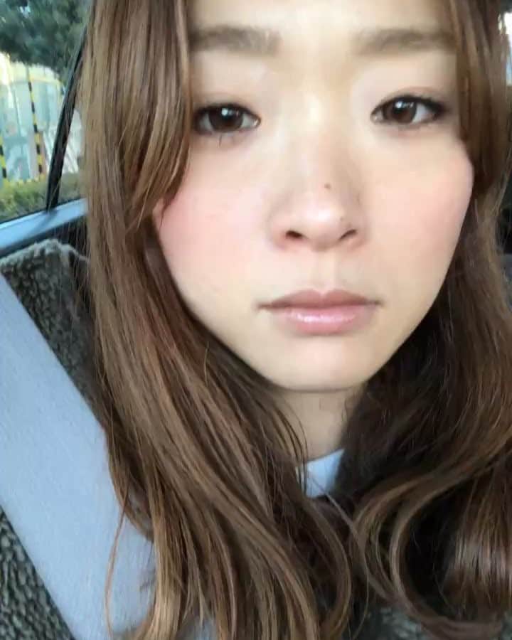 野尻美穂のインスタグラム：「気にしてない方も多いと思うのでいきなりすみませんが笑 野尻にも質問が多数来ているため下記紹介。 ファンデーションはTHREEのルースパウダーを使ってます←最初だけ その後は普通のTHREEのパウダーです🤔 髪の毛は前髪切ったのでコテで巻いて（毛先も外ハネ）プロダクトのワックスを付けてからダヴィネスのヘアオイルをバサバサって付けてます💆‍♀️ って物も写真撮った方がいいのか🤷🏼‍♀️💭次やる✊🏻」
