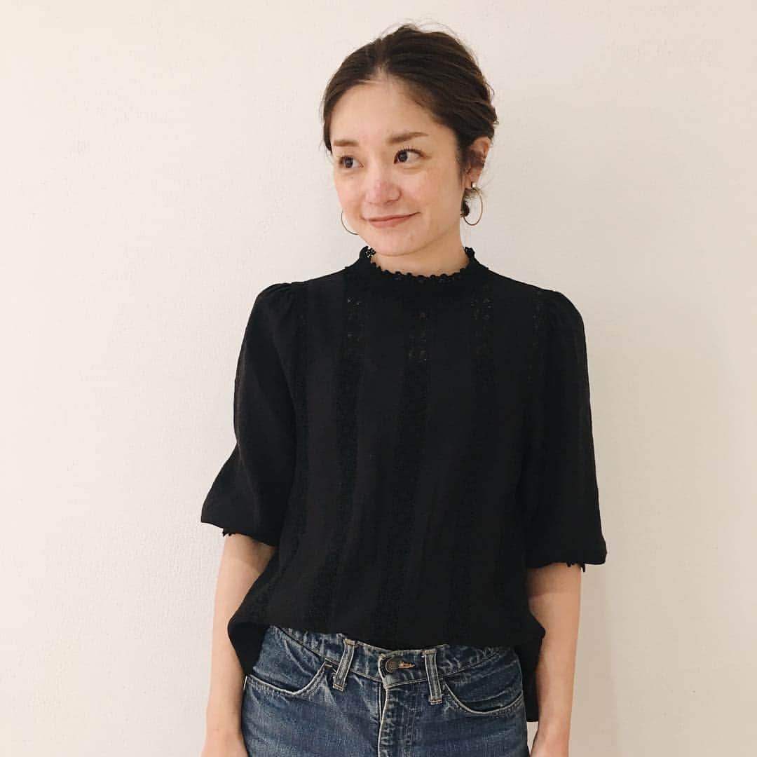 sheta officialのインスタグラム：「SALE RECOMMENDED ITEM ㅤㅤㅤㅤㅤㅤㅤㅤㅤㅤㅤㅤㅤ Sheta定番のレースブラウスは ニットとのレイヤードに。 春先は1枚で可愛くスタイリング して頂けます。 ディレクター川島イチオシの TOPSになっております。 ㅤㅤㅤㅤㅤㅤㅤㅤㅤㅤㅤㅤㅤ ※残り僅かになっておりますので お早めにお越しくださいませ。 ㅤㅤㅤㅤㅤㅤㅤㅤㅤㅤㅤㅤㅤ lace blouse color:black price:14,000yen+tax →9,800yen+tax ㅤㅤㅤㅤㅤㅤㅤㅤㅤㅤㅤㅤㅤ #Sheta #ルクアイーレ5階」