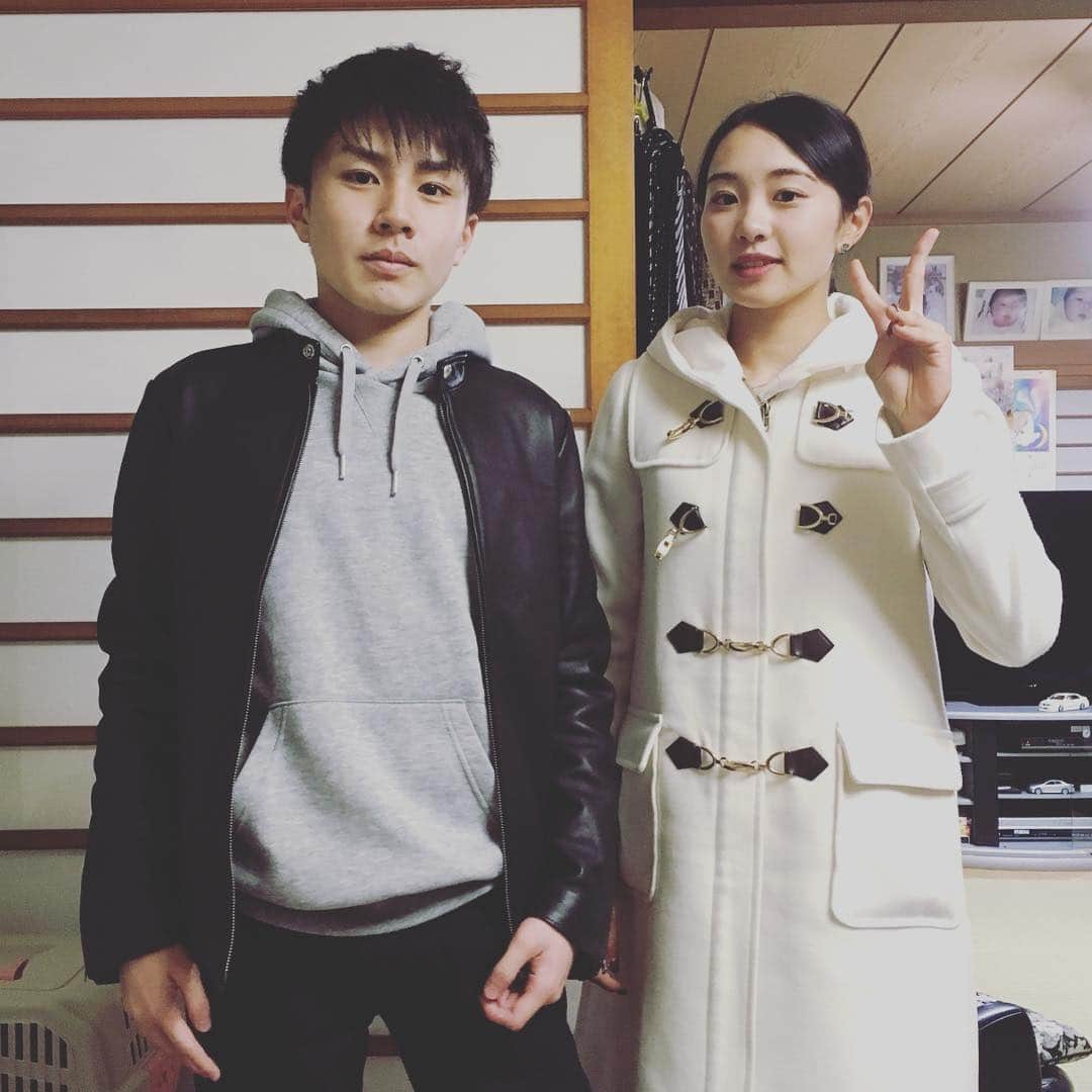 三浦桃香さんのインスタグラム写真 - (三浦桃香Instagram)「遅くなりましたが、あけましておめでとうございます。  ３つ下の弟です。📸 背はとっくに抜かれました。背伸びして対抗してますが🤭  今年もよろしくお願いします🐥」1月4日 21時26分 - momokamiura_official