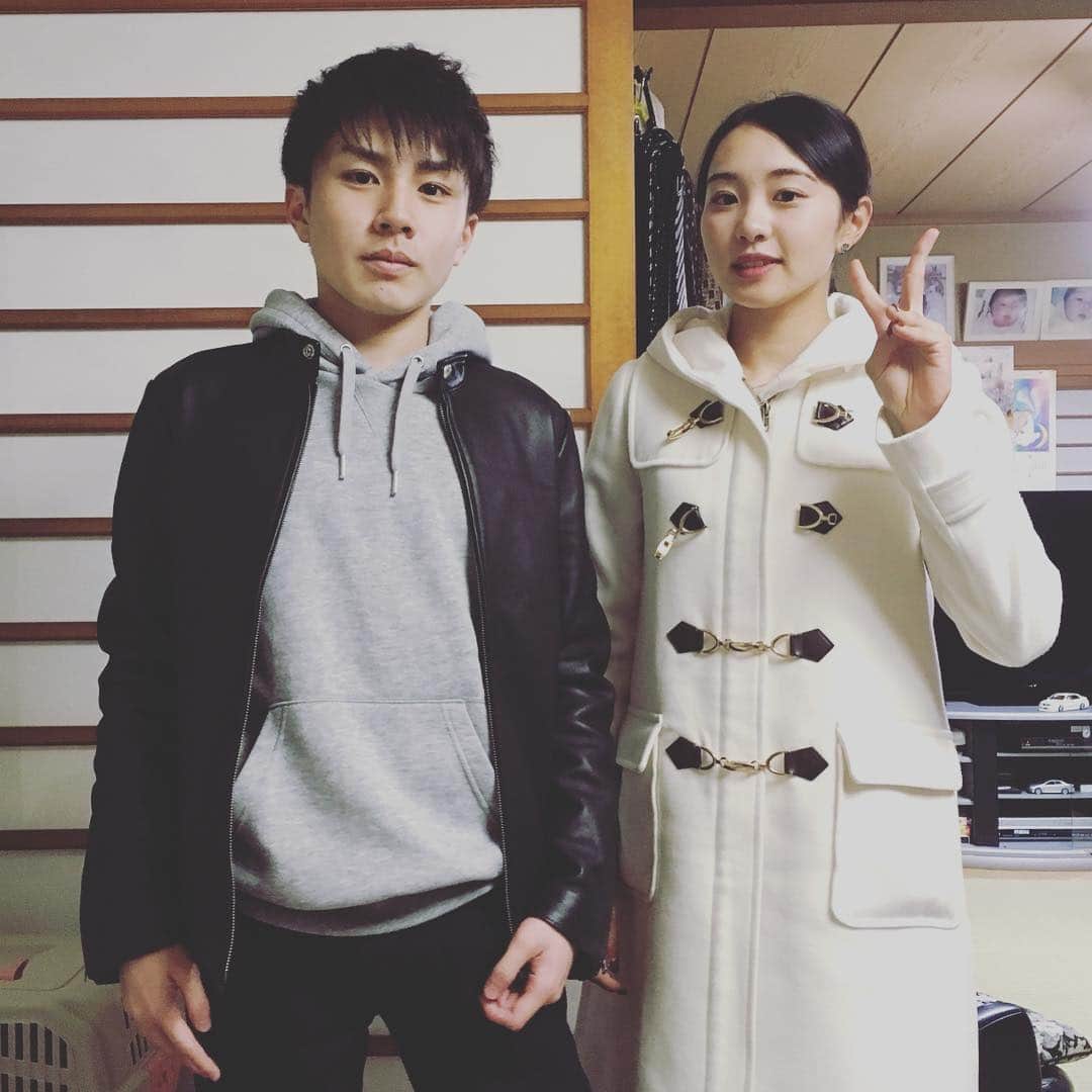 のインスタグラム：「遅くなりましたが、あけましておめでとうございます。  ３つ下の弟です。📸 背はとっくに抜かれました。背伸びして対抗してますが🤭  今年もよろしくお願いします🐥」