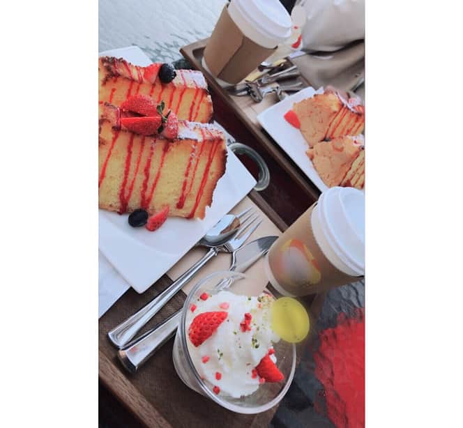 佐野勇斗さんのインスタグラム写真 - (佐野勇斗Instagram)「今日は、ドメキスの撮影をしてきました！ ドメキス終わりに、まっけん君とシフォンケーキを食べにいったよ😏  めちゃくちゃ美味しかった。。。 男2人で何を乙女なことしとるんだ…  #真剣佑くん #シフォンケーキ #乙女。 #佐野勇斗」1月4日 21時32分 - sanohayato_milk