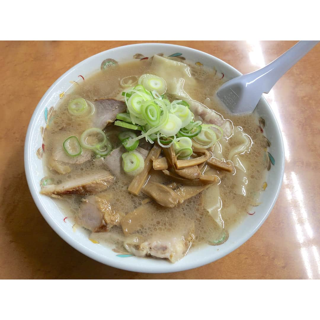 ポンさんのインスタグラム写真 - (ポンInstagram)「今年初ラーメン🍜✨#餃子 #オーモリ」1月4日 21時45分 - ponchan.yomepon