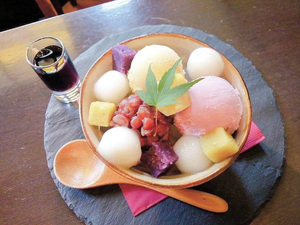 おいもカフェ金糸雀のインスタグラム：「. 定番人気の『おいも鎌倉あんみつ』。 SNS映えする紫色と黄色のおいもスイーツと、小豆や寒天、白玉と共に味わえる特別なあんみつ♪ 鎌倉ならではのフォトジェニックな一品です(^^) . #おいもカフェ金糸雀 #カフェ #鎌倉 #あんみつ #黒蜜 #フォトジェニック #おいもカフェ #鎌倉カフェ #インスタ映え #kamakura . 《おいもカフェ金糸雀》 営業時間：10:00-18:00(L.O.17:30) 定休日：水曜日 248-0006 神奈川県鎌倉市小町2-10-10 小町TIビル1F TEL：0467-22-4908」