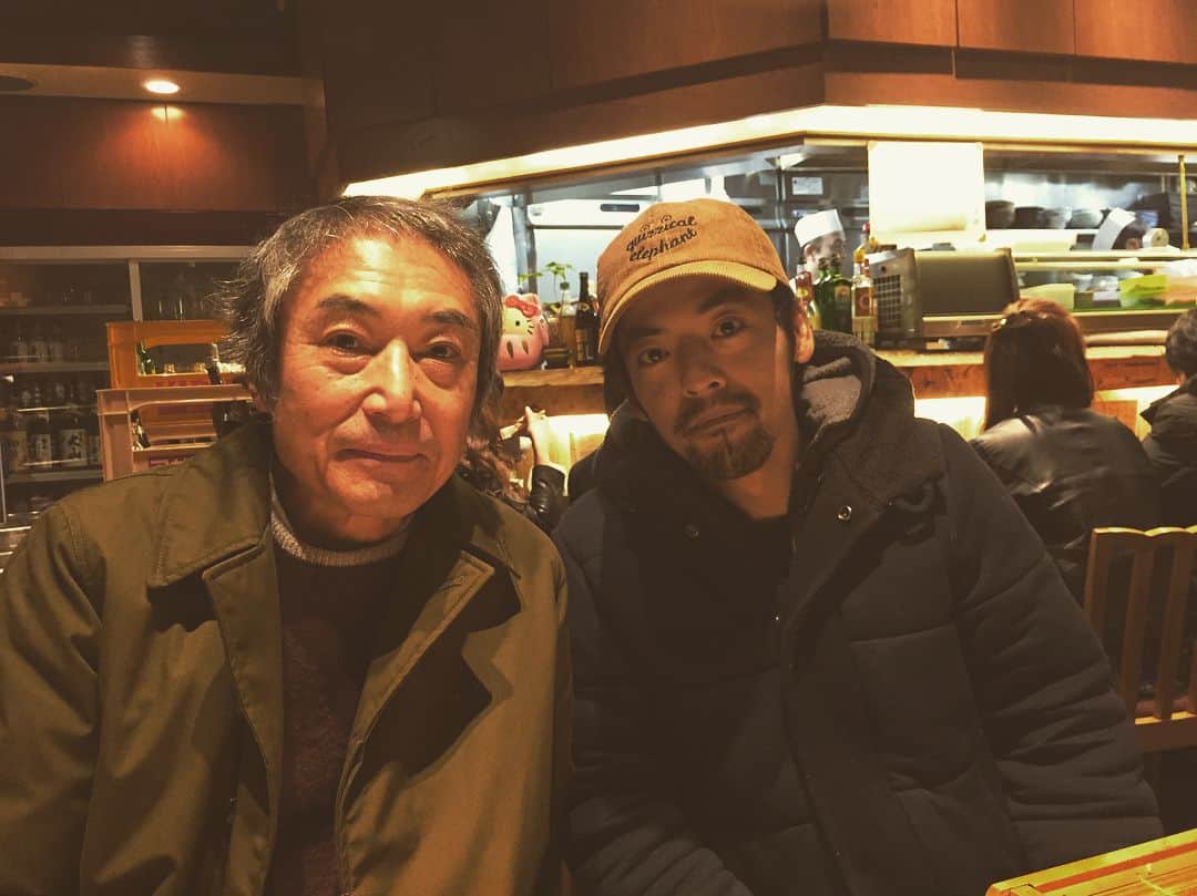 七尾旅人のインスタグラム：「友部正人さんと。 . 横浜のドルフィーにて、ジャズピアニスト板橋文夫さん、ベーシスト瀬尾高志さんとのトリオ編成、圧巻だった。 友部さんの奥さまのユミさん、いつもすごい人間力で、ユミさんとお話しするのも、ひとつミラクルなライブを体感した気持ちになるのだった。 . . .」