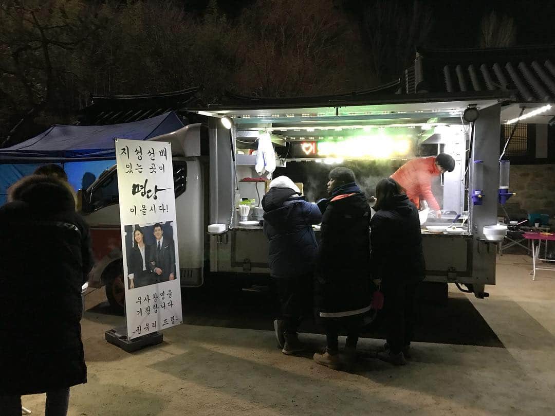 チソンのインスタグラム：「#명당 #권유리 #피고인 유리야 고마워~ 추운 날씨에 밤샘 촬영하는 우리 모두에게 엄청난 힘이 되었어요. 최고!!^^」