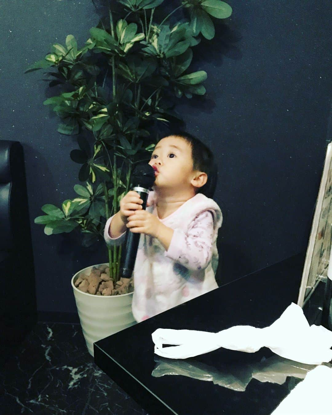 あびる優さんのインスタグラム写真 - (あびる優Instagram)「よつ葉ちゃん2歳8ヶ月🙂❣️ 冬休みでの変化はいつも以上に食欲旺盛になり🐷 甥っ子とまるで兄妹の様に生活していたのでお兄ちゃんの影響で細かいレゴブロックを器用に扱えるようになったり、絵も（何を描いてるかは分かりませんが）レパートリーが増えました👩🏻‍🎨✨ 初めての雪に触れ合ったり、雪を見て「マミー、カキ氷いっぱいね？☺️🍧」と嬉しそうにしていました。 そして、友人のお店で人生初めてのカラオケ体験もさせて頂き、楽しそうに歌って踊ってました🙂🎤🎶 これからも色々な事を経験して成長して欲しいな。。😊❣️ #family#myfriends#daughter#clover#love#cute#fun#snow#2018#trip#video#家族#友達#娘#愛娘#四葉のクローバー#愛しい#かわいい#癒し#活発#冬休み#雪#雪遊び#カラオケデビュー#2歳8ヶ月」1月5日 17時24分 - yuabiru74