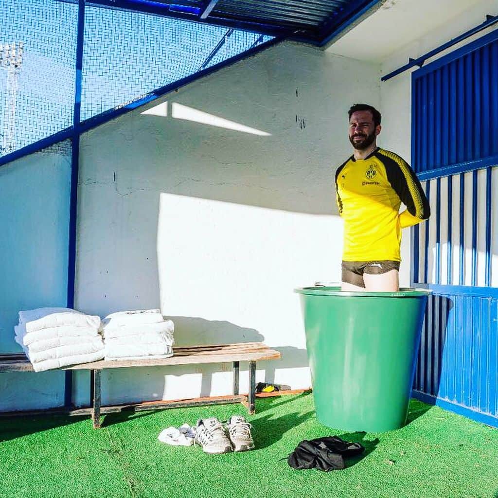ゴンサロ・カストロのインスタグラム：「Great feeling to be back with the team! @bvb09 👍🤛💪🏾👌 #borussiadortmund #españa #malaga」