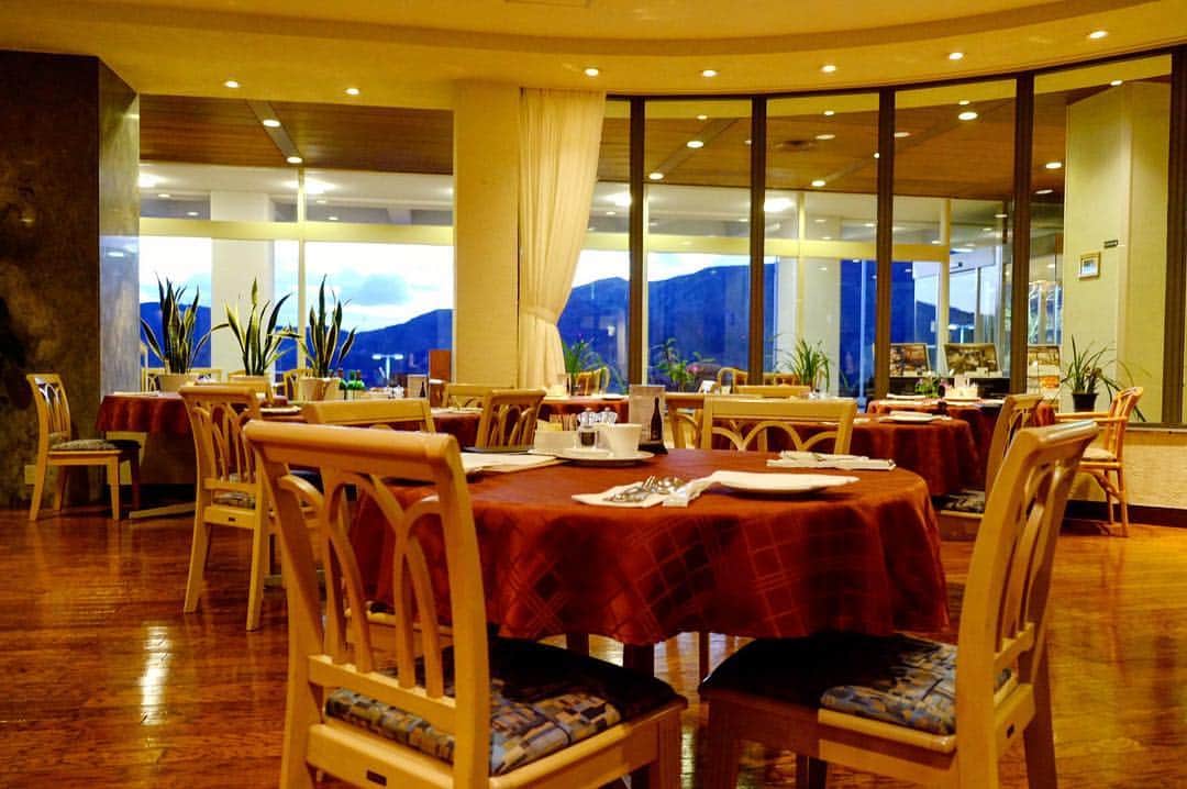 Palace Hotel Hakone / パレスホテル箱根さんのインスタグラム写真 - (Palace Hotel Hakone / パレスホテル箱根Instagram)「Dinner time! Have a delightful time with family and friends at Hummimg, our all day dining.  ご夕食の時間、カジュアルなダイニング ハミングには家族連れからカップルまで多くのお客様で賑わいます。 #パレスホテル箱根 #PalaceHotelHakone #箱根 #hakone #ホテル #ホテルレストラン #レストラン #hotel #restaurant #ホテルステイ #hotelstay #閉館まで4日 #4daysuntilclosing」1月5日 17時26分 - palacehotelhakone