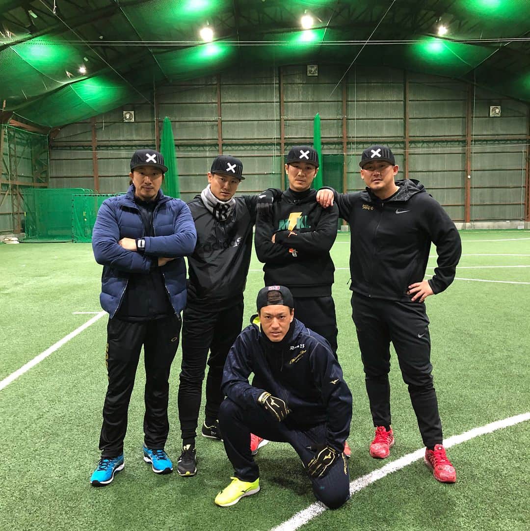 西岡剛のインスタグラム：「始めますか✌️ N X III 23 自主トレ様CAP  #西岡剛 #中田翔 #西川遥輝 #城所龍磨 #秀島正芳  #阪神タイガース #日本ハムファイターズ #福岡ソフトバンクホークス #b2ファクトリー」