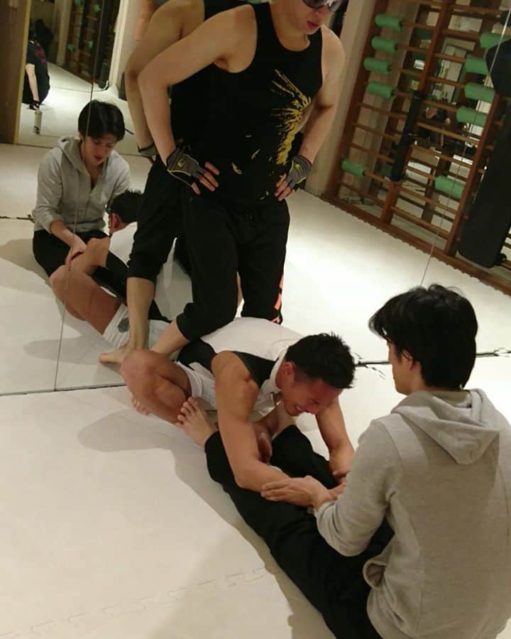梅野源治のインスタグラム：「@gackt さんご馳走さまでしたw @yukikimisawa  #GACKT さん #がくざっぷ #ストレッチ #ドSコーチ #結果にコミット #柔軟性が高まった #感謝 #朝昼夜と筋トレをやりすぎたからか #筋肉痛がすごい #トレーニング #今日も頑張るぞ #fighter #genjiumeno #training」