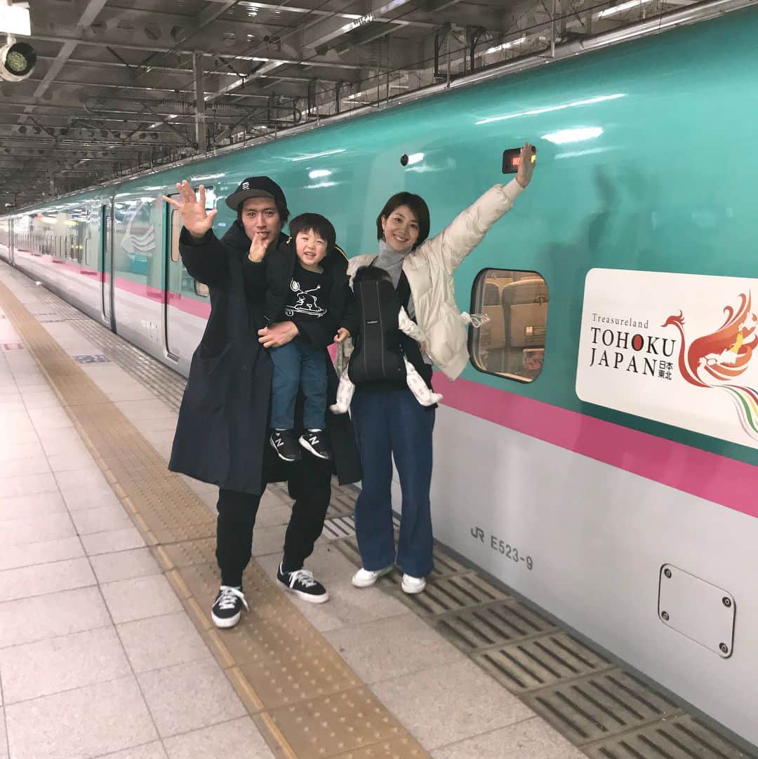 潮田玲子さんのインスタグラム写真 - (潮田玲子Instagram)「本日仙台を離れます。 結婚して初めての移籍で主人について仙台に行ったのがちょうど一年前。 不安もあったけど新しい生活に、何より主人の挑戦に一緒にやってやるぞ感で（笑）なんだかワクワクしていたのを思い出します。 仙台には不思議と昔から縁があり初めて全国優勝を果たした全中もこの仙台でした。ある意味私の未来が開けた場所かな。高校生の時は塩釜で国体があり初めての民泊も楽しかったのを覚えています。 塩釜の松木さん元気かな…笑 それ以外にも試合や合宿などで何度も訪れた仙台。 仕事やお産もあって何度も東京と仙台を行ったり来たりしまたがそんな生活も今日で終わりです。 仙台では本当に素敵な出会いばかりでスタジアムではサポーターの方々が毎回私や息子にも声をかけてくれて優しく接してくださいました！ 本当に温かく受け入れてくださったのを感じました。 今は正直寂しいですが、また新天地での新しい出会いやまた挑戦するワクワク感を楽しみにしています。 仙台の皆さん本当にありがとうございました😊 大好きな場所としてまた遊びに来ます！  #仙台生活 #東北観光も楽しかったな #良いところたくさんあったな #仙台 #お引越し #大好きな場所 #感謝 #また来るよ #ありがとうございました #千葉へ」1月5日 10時46分 - reikoshiota_official